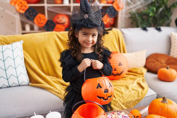 Adorable Chica Hispana Teniendo Fiesta Halloween Sosteniendo Canasta Calabaza Casa —  Fotos de Stock