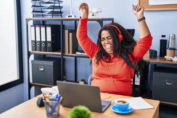 African American Woman Business Worker Listening Music Dancing Office — Stock Photo, Image