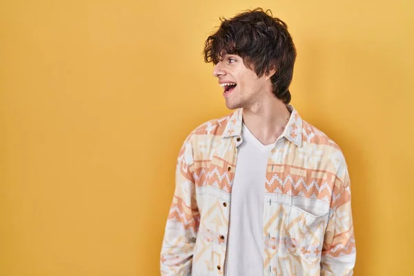 Młody Człowiek Letniej Koszuli Rozglądający Się Uśmiechem Twarzy Naturalnym Wyrazem — Zdjęcie stockowe