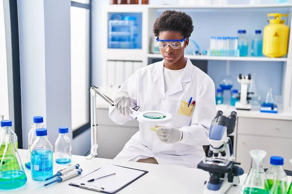 Mujer Afroamericana Vistiendo Uniforme Científico Usando Lupa Laboratorio —  Fotos de Stock