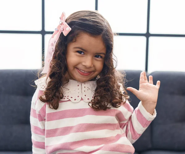 Αξιολάτρευτο Ισπανόφωνο Κορίτσι Λέει Γεια Χέρι Κάθεται Στον Καναπέ Στο — Φωτογραφία Αρχείου