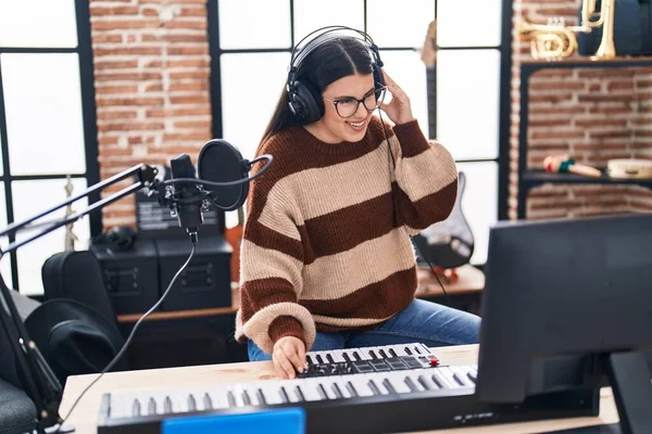 Jonge Latijns Amerikaanse Muzikant Speelt Piano Keyboard Muziekstudio — Stockfoto