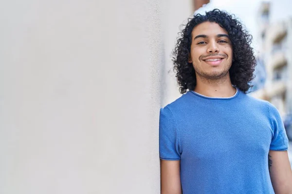 Young Latin Man Smiling Confident Standing Street — Φωτογραφία Αρχείου