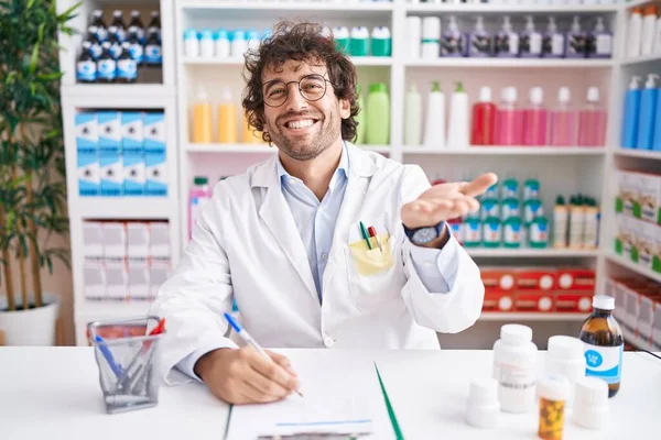 Jovem Hispânico Trabalhando Farmácia Farmácia Farmácia Apontando Para Lado Com — Fotografia de Stock