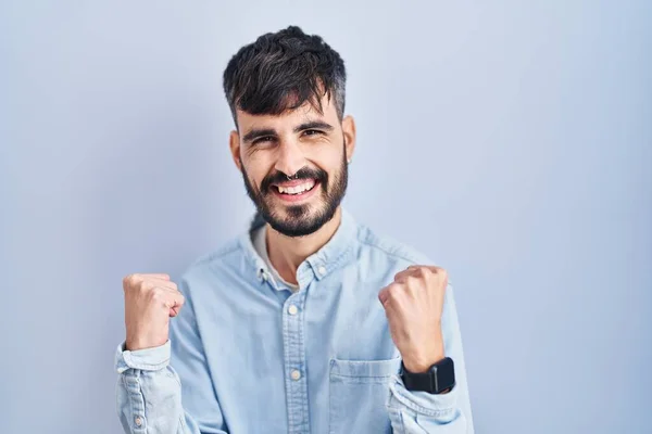 Mavi Arka Planda Sakallı Genç Bir Spanyol Mutlu Heyecanlı Bir — Stok fotoğraf