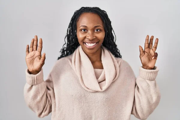 Африканская Женщина Стоит Белом Фоне Показывает Пальцами Номер Девять Улыбаясь — стоковое фото