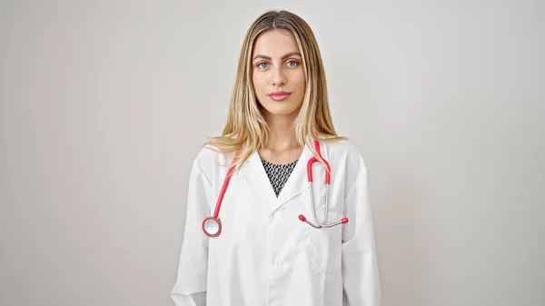 Joven Doctora Rubia Pie Con Expresión Seria Sobre Fondo Blanco —  Fotos de Stock