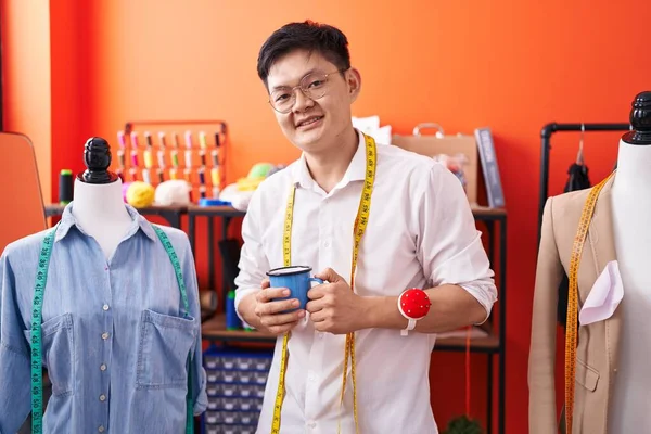 Joven Chino Sastre Sonriendo Confiado Bebiendo Café Taller —  Fotos de Stock