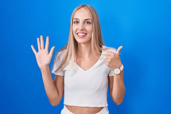 Young Caucasian Woman Standing Blue Background Showing Pointing Fingers Number — Stockfoto