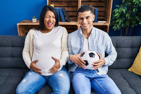 Jong Hispanic Paar Verwacht Een Baby Zitten Bank Houden Bal — Stockfoto