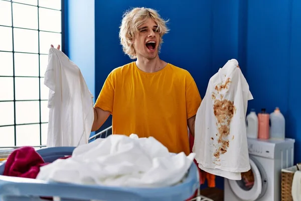 Joven Hombre Sosteniendo Limpia Camiseta Blanca Camiseta Con Mancha Sucia — Foto de Stock