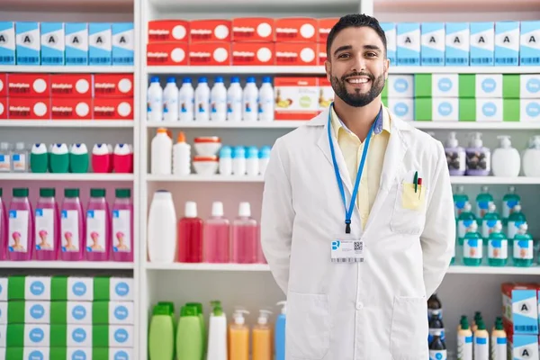 Jonge Arabische Man Apotheker Glimlacht Vol Vertrouwen Apotheek — Stockfoto