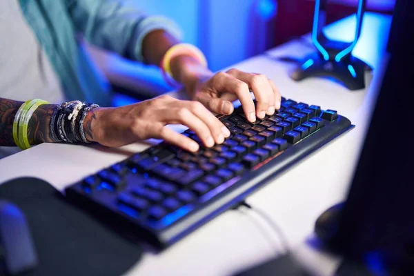 Jovem Hispânico Usando Teclado Computador Sala Jogos — Fotografia de Stock