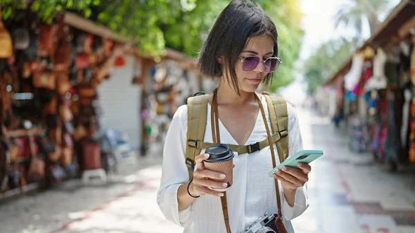 Jonge Mooie Spaanse Vrouw Toerist Met Behulp Van Smartphone Het — Stockfoto
