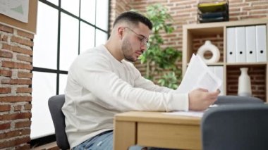 Ofiste çalışan İspanyol bir iş adamı sırt ağrısı çekiyor.