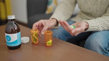 Olgun İspanyol kadın evde hap alıyor.