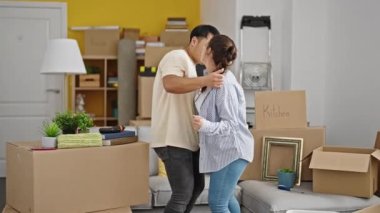 Erkek ve kadın çiftin yeni evinde kendilerine güvenleri tam dans ediyorlar.