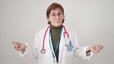 Olgun İspanyol kadın doktor, soyutlanmış beyaz arka planda bilgisiz duruyor.