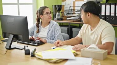 Kadın ve erkek işçiler bilgisayarlarını kullanıyorlar birlikte çalışıyorlar ofiste hapşırıyorlar.