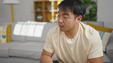 Kanepede oturup evdeki konuşmaları.