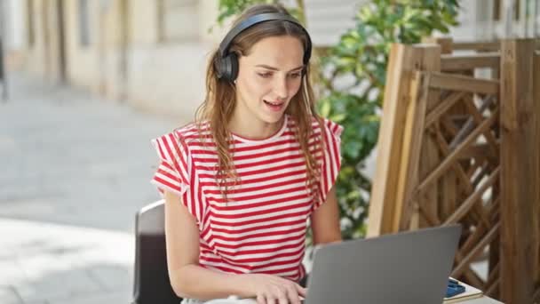 Young Blonde Woman Using Laptop Headphones Winner Gesture Coffee Shop — Stock Video