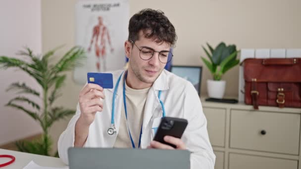 Joven Médico Hispano Usando Smartphone Trabajando Haciendo Compras Línea Clínica — Vídeos de Stock