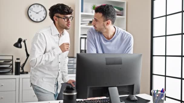 Dva Muži Obchodní Pracovníci Používají Počítač Pracující Kanceláři — Stock video