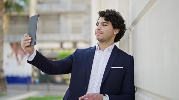 Mladý Latinský Člověk Obchodní Pracovník Úsměvem Sebevědomí Aby Selfie Touchpad — Stock video