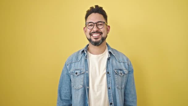 Mladý Latinský Muž Usmívá Palci Nahoru Přes Izolované Žluté Pozadí — Stock video