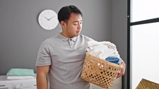 Leende Säker Innehav Korg Med Kläder Tvättstuga — Stockvideo