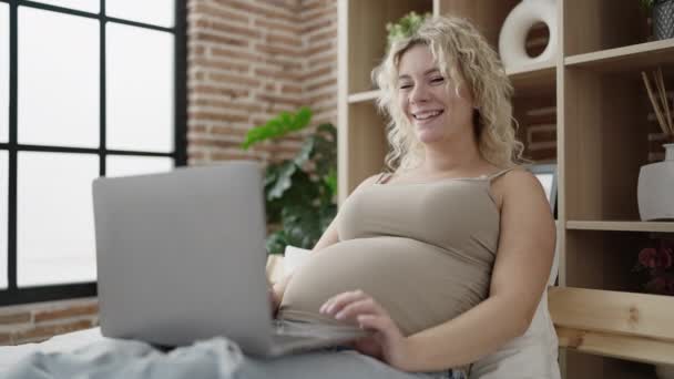 Молодая Беременная Женщина Смотрит Видео Ноутбуке Лежит Кровати Спальне — стоковое видео