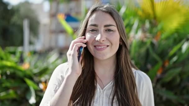Ung Vacker Latinamerikansk Kvinna Ler Säker Talar Smartphone Parken — Stockvideo