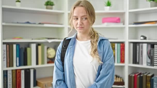 Jonge Blonde Vrouw Student Dragen Rugzak Glimlachen Bibliotheek Universiteit — Stockvideo