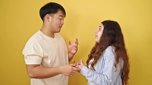 Man Vrouw Paar Staande Spreken Geïsoleerde Gele Achtergrond — Stockvideo