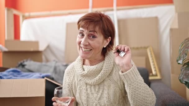 Mulher Hispânica Madura Sorrindo Confiante Segurando Novas Chaves Casa Bebendo — Vídeo de Stock
