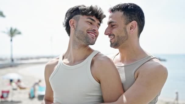 Zwei Männer Lächeln Selbstbewusst Und Umarmen Sich Strand — Stockvideo