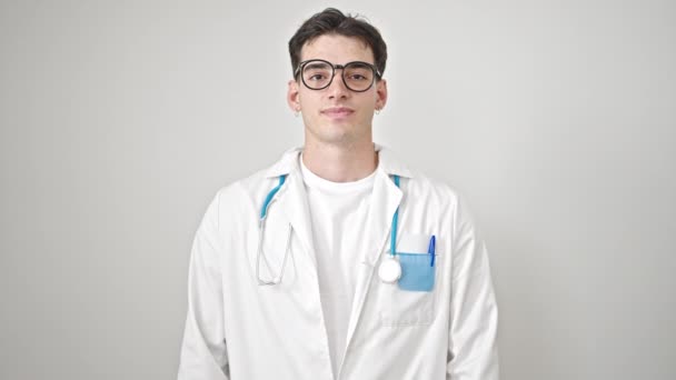 Mladý Hispánec Muž Lékař Dělá Palce Nahoru Přes Izolované Bílé — Stock video