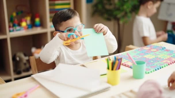 Frau Und Kindergruppe Schneiden Papier Tisch Kindergarten — Stockvideo