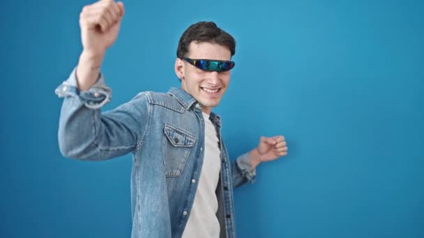 Młody Latynos Człowiek Pomocą Wirtualnej Rzeczywistości Okulary Taniec Odizolowanym Tle — Wideo stockowe