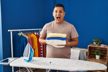 İspanyol genç adam çamaşırları katlayıp ütüledi. Çılgını kutladı ve başarıya hayret etti. Gözleri açık, heyecanla haykırıyordu.. 