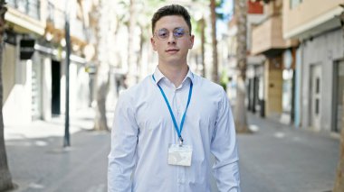 Sokakta ciddi bir ifadeyle duran İspanyol genç adam.