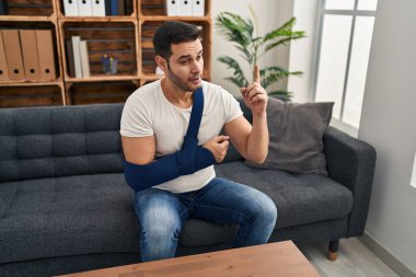 Kol askısında sakallı genç İspanyol bir adam terapide danışmanlık yaparken bir fikre ya da soru işaretine şaşırdı. 