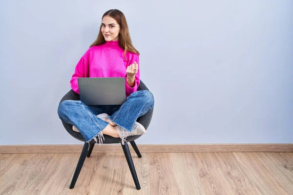 Ung Latinamerikansk Flicka Arbetar Med Dator Laptop Lockar Komma Hit — Stockfoto