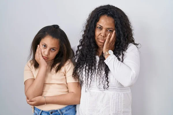 Anne Küçük Kızı Beyaz Arka Planda Durup Kollarını Kavuşturarak Depresyondan — Stok fotoğraf