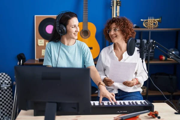 Dos Mujeres Músicos Cantando Canciones Tocando Teclado Piano Estudio Música — Foto de Stock
