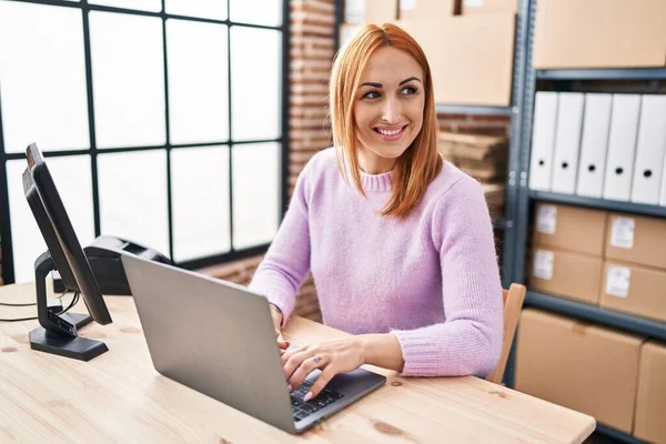 年轻的高加索女性电子商务工作者在办公室使用笔记本电脑 — 图库照片