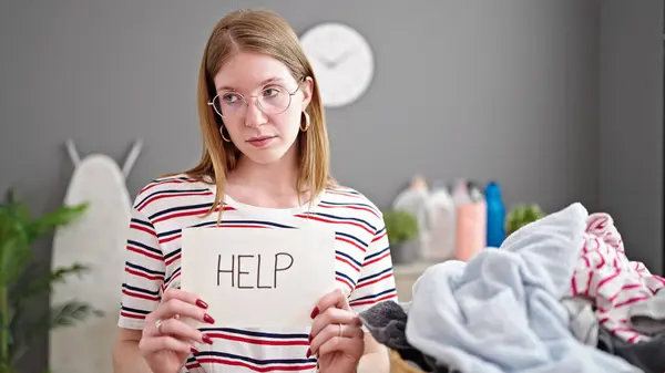 Jonge Blonde Vrouw Vraagt Hulp Bij Wasruimte — Stockfoto