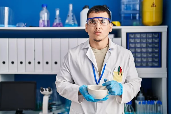 Giovane Arabo Che Lavora Laboratorio Scientifico Scettico Nervoso Accigliato Sconvolto — Foto Stock