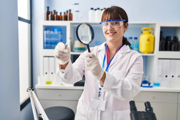 Young Beautiful Hispanic Woman Scientist Looking Plant Using Magnifying Glass — Stock Photo, Image