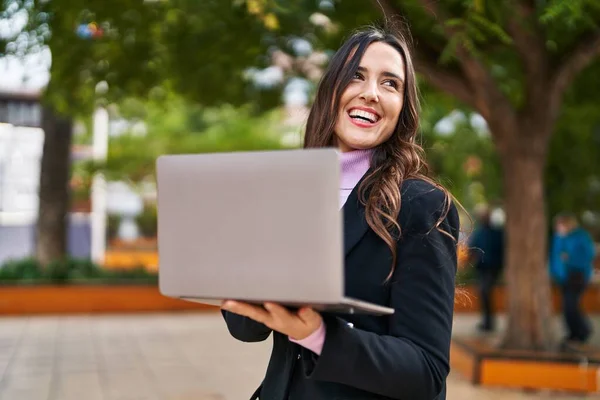 Jovem Hispânica Sorrindo Confiante Usando Laptop Parque — Fotografia de Stock